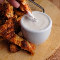 "Ranch" omaka je postala svetovna uspešnica: Američani jo obožujejo, turisti jo nosijo domov v kovčkih, vi pa jo lahko iz petih sestavin pripravite kar doma
