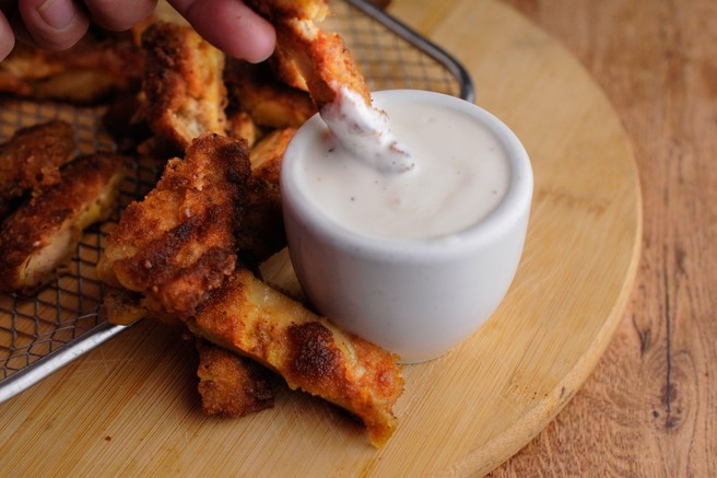 "Ranch" omaka je postala svetovna uspešnica: Američani jo obožujejo, turisti jo nosijo domov v kovčkih, vi pa jo lahko iz petih sestavin pripravite kar doma