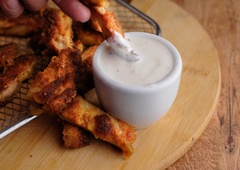 "Ranch" omaka je postala svetovna uspešnica: Američani jo obožujejo, turisti jo nosijo domov v kovčkih, vi pa jo lahko iz petih sestavin pripravite kar doma