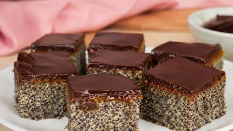 Pecivo brez moke, pripravljeno v pol ure: recept za sočne makove kocke, ki jih boste delali znova in znova