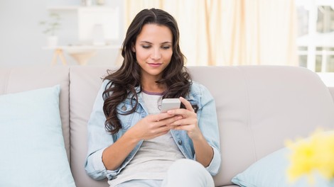 Slabši stisk rok in zamegljen vid? Morda nas tehnologija počasi spreminja v "telefonsko telo"