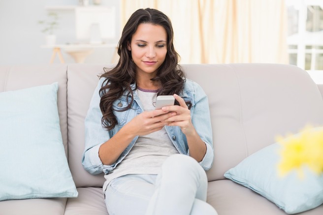Slabši stisk rok in zamegljen vid? Morda nas tehnologija počasi spreminja v "telefonsko telo"