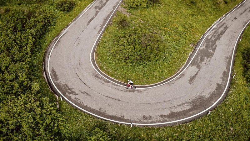 Everesting 10K: 400 kilometrov, 10.000 višinskih metrov in 12 alpskih prelazov v enem dnevu