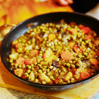 Recept is ene najbolj zdravih kuhinj na svetu: tako pripravite slastno enolončnico z grahom, korenjem in krompirjem