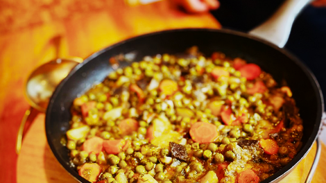Recept is ene najbolj zdravih kuhinj na svetu: tako pripravite slastno enolončnico z grahom, korenjem in krompirjem