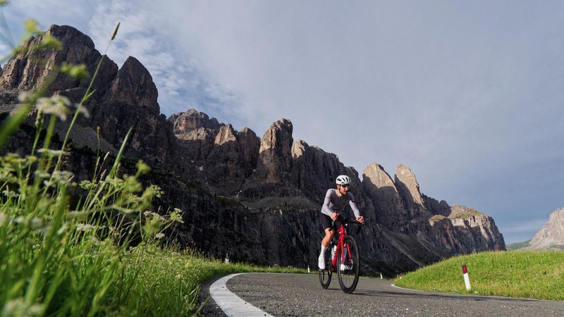 Everesting 10K: 400 kilometrov, 10.000 višinskih metrov in 12 alpskih prelazov v enem dnevu