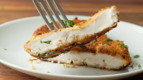 Ideja za vikend kosilo: tako pripravite sočne in hrustljave italijanske piščančje zrezke, ki bodo navdušili celotno družino