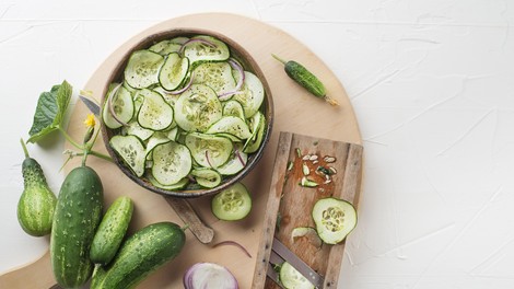 Jamie Oliver razkriva trik za popolno kumarično solato: pripravljena je v 10 minutah in se odlično poda k ribam ali mesu