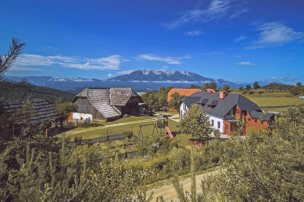 Ena od posebnosti posestva je več kot 230 let stara Hiška Jurija in Lene. (foto: Ekološka turistična kmetija Mikl)