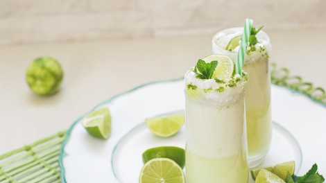 Tako pripravite brazilsko limonado: je kremasta, osvežujoča in polna vitamina C, namesto limon pa potrebujete nekaj drugega