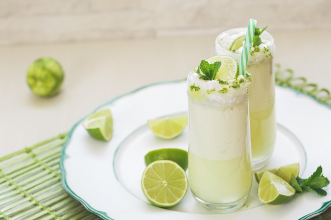 Tako pripravite brazilsko limonado: je kremasta, osvežujoča in polna vitamina C, namesto limon pa potrebujete nekaj drugega