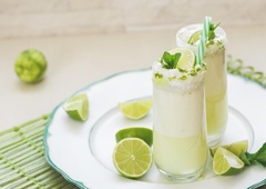 Tako pripravite brazilsko limonado: je kremasta, osvežujoča in polna vitamina C, namesto limon pa potrebujete nekaj drugega