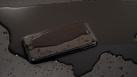 Kaj storiti, če vam telefon pade v vodo? Pozabite na riž, raje storite to