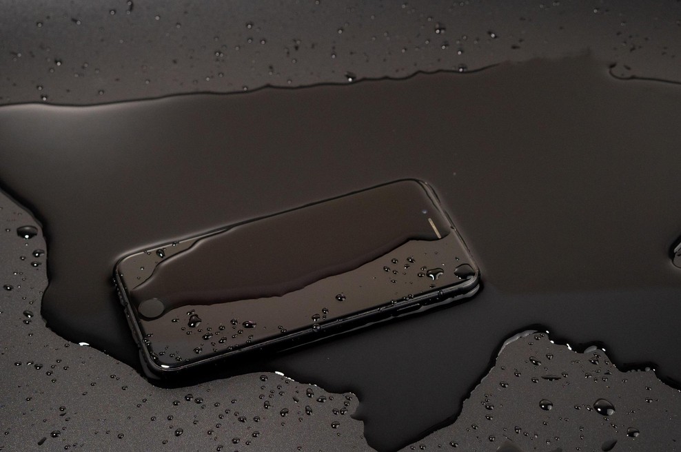 Kaj storiti, če vam telefon pade v vodo? Pozabite na riž, raje storite to (foto: Profimedia)