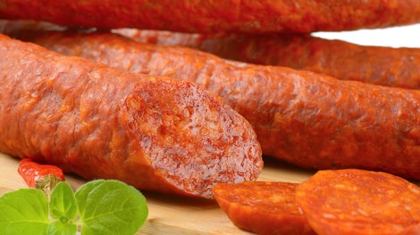 Uživate jih redno, a se vam niti sanja ne, kaj vsebujejo: mesar razkriva, kako naredi klobase