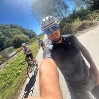 Je pred veliko kolesarsko dirko pametno opraviti več zahtevnih izzivov? Trener opozarja, na kaj moramo biti pozorni