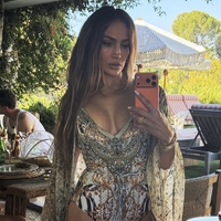 Jennifer Lopez pri 57. letih navdušuje z izklesano postavo: teh sedem vaj redno vključuje v trening