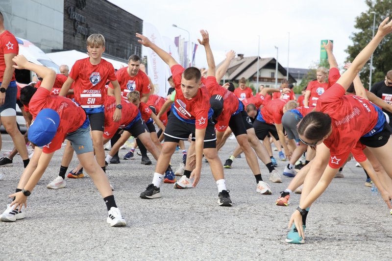 Uspešni prvi Bimbo Race Adria na Grosupljem, kjer so številni tekači združili moči in Rdečemu križu zagotovili kar 13.000 kosov kruha