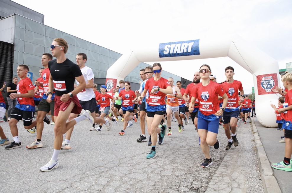 Uspešni prvi Bimbo Race Adria na Grosupljem, kjer so številni tekači združili moči in Rdečemu križu zagotovili kar 13.000 kosov kruha (foto: Aleksandra Saša Prelesnik)