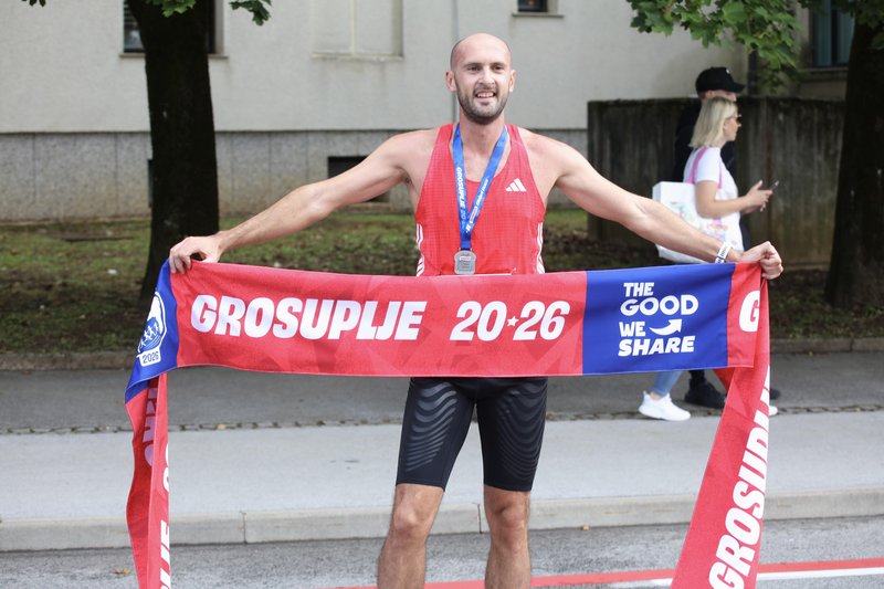 Uspešni prvi Bimbo Race Adria na Grosupljem, kjer so številni tekači združili moči in Rdečemu križu zagotovili kar 13.000 kosov kruha