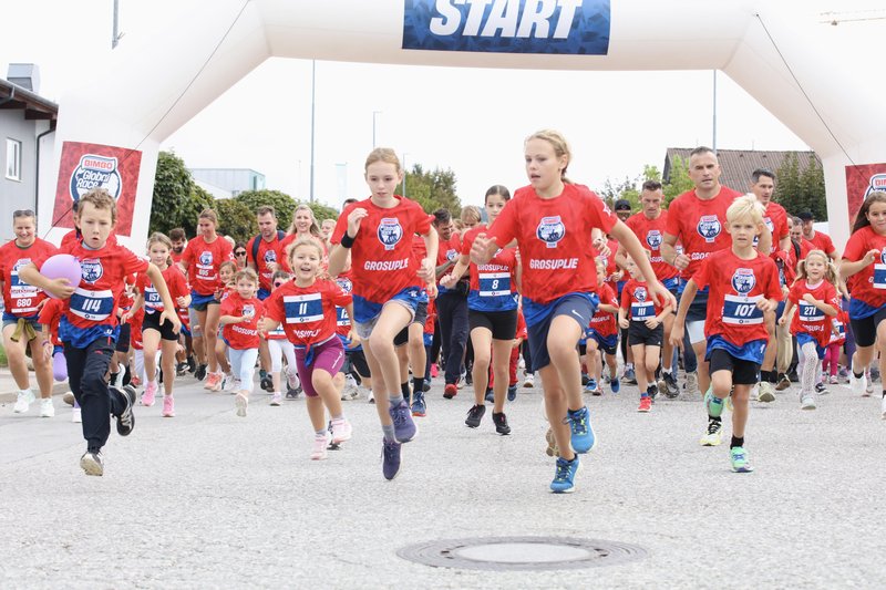 Uspešni prvi Bimbo Race Adria na Grosupljem, kjer so številni tekači združili moči in Rdečemu križu zagotovili kar 13.000 kosov kruha