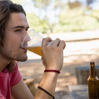 Bodite pozorni nanje: to so znaki, da uživate preveč alkohola
