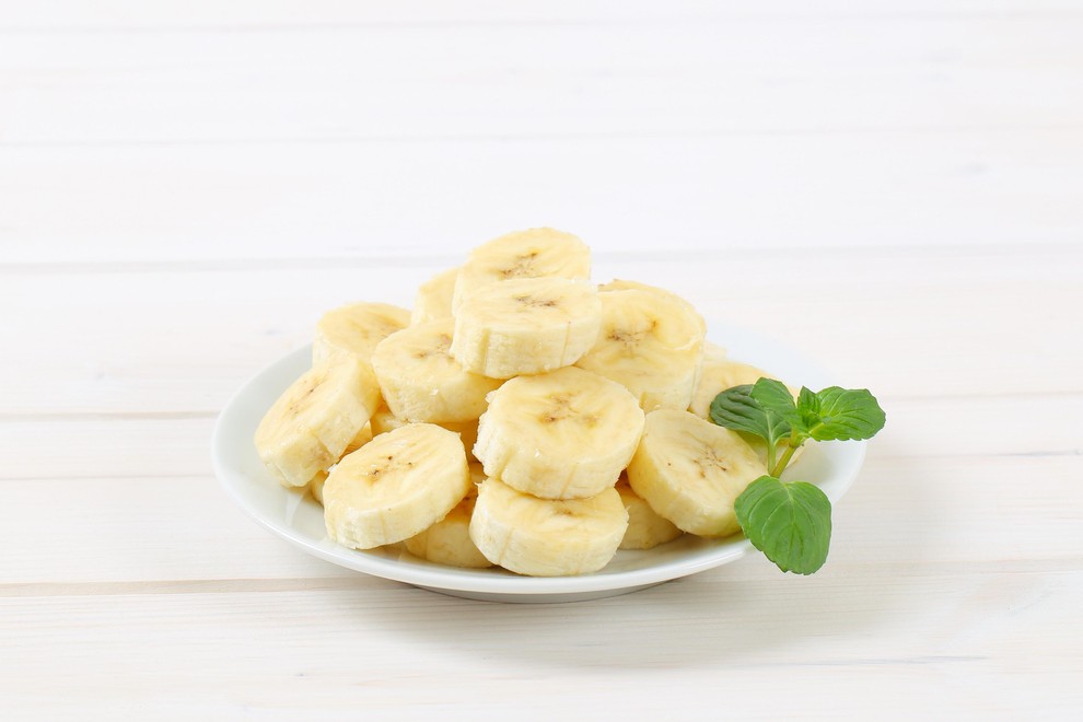Banane: Če imate na kuhinjskem pultu nekaj banan, na katerih so se že pojavile rjave pikice, jih morda še ne …