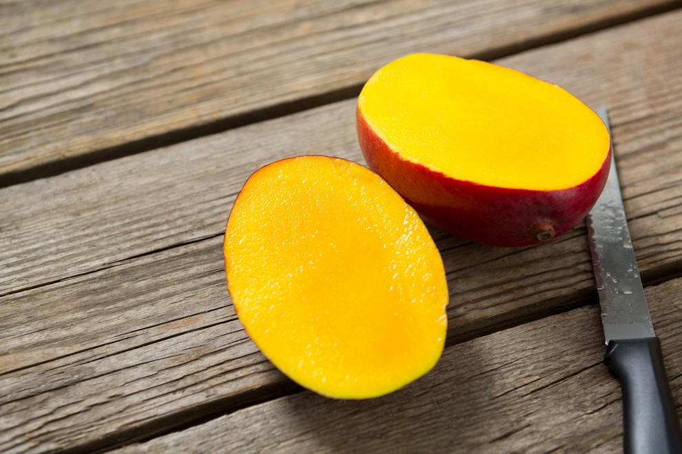 Mango: Tudi mango naravno vsebuje melatonin. V enem celem sadežu naj bi ga bilo približno 235 nanogramov. Poleg tega je …