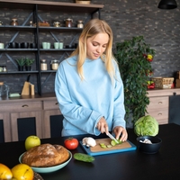 Nutricionistka: "Teh 7 živil ima podoben učinek kot Ozempic in vam lahko pomaga, da se znebite maščobe na trebuhu še pred božičem"