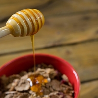 Med ali agavin sirup? Nutricionisti razkrivajo, katero naravno sladilo je boljša izbira