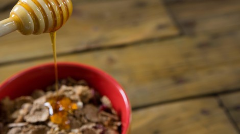 Med ali agavin sirup? Nutricionisti razkrivajo, katero naravno sladilo je boljša izbira