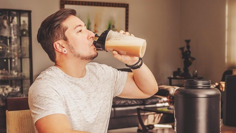 Lahko izboljša zmogljivost, a je ključna previdnost: preden posežete po pre-workoutu morate vedeti to