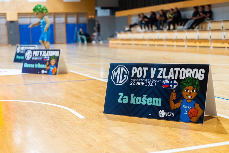 Maskota Lipko z vozilom MG na Pot v Zlatorog