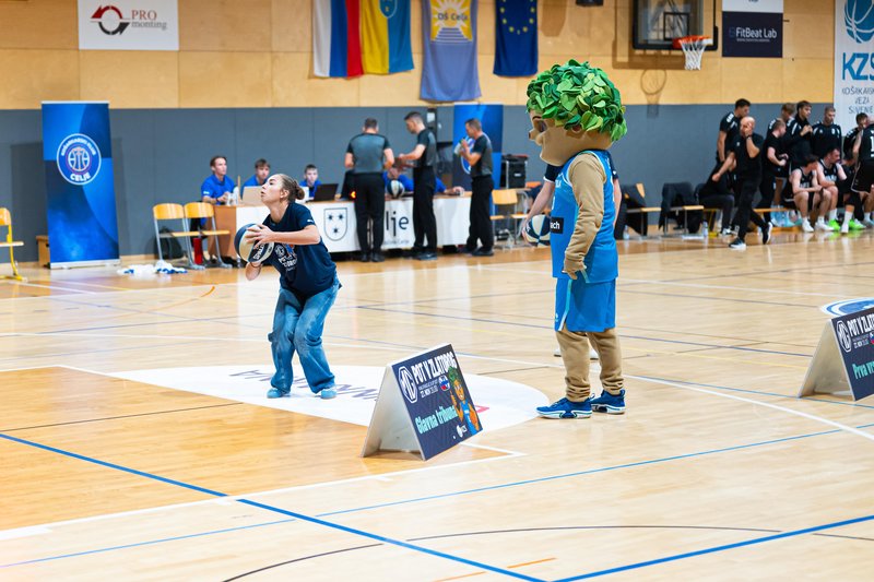 Maskota Lipko z vozilom MG na Pot v Zlatorog