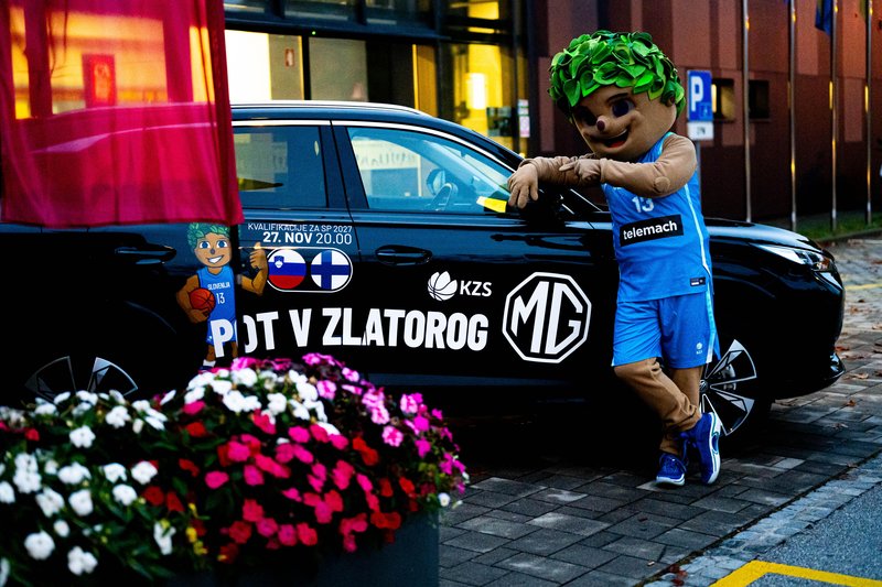 Maskota Lipko z vozilom MG na Pot v Zlatorog