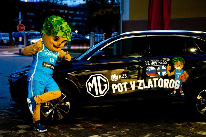 Maskota Lipko z vozilom MG na Pot v Zlatorog