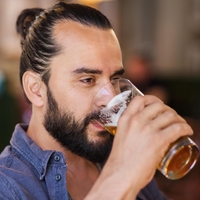 Alkoholizem se prikrade tiho: težave z alkoholom se lahko skrivajo za temi vsakdanjimi navadami