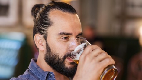 Alkoholizem se prikrade tiho: težave z alkoholom se lahko skrivajo za temi vsakdanjimi navadami