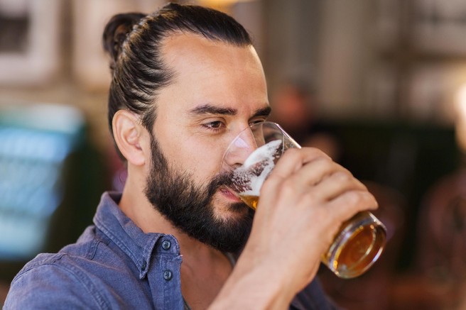 Alkoholizem se prikrade tiho: težave z alkoholom se lahko skrivajo za temi vsakdanjimi navadami