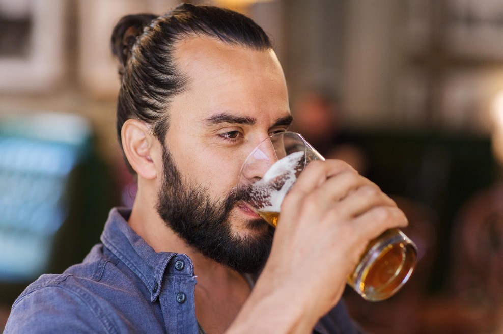 Alkoholizem se prikrade tiho: težave z alkoholom se lahko skrivajo za temi vsakdanjimi navadami (foto: Profimedia)