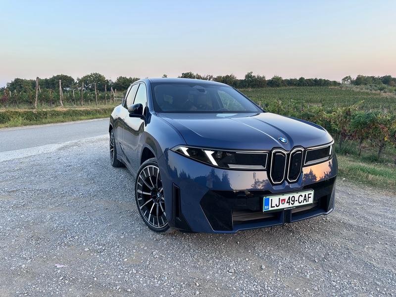 BMW iX3 in SipaBoards Tourer Electric: ko elektrika pomaga, da gremo dlje