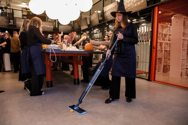 dogodek Cosmopolitan x Philips električni mop rezanje buč