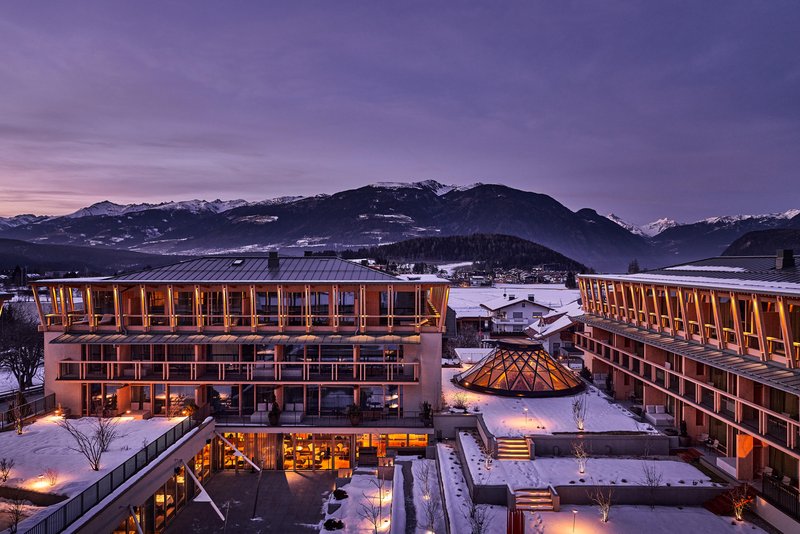 Hotel Kronplatz s petimi zvezdicami – minuto stran od gondole