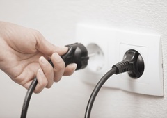 Električar zdaj razkril vso resnico o varčevanju z elektriko: račun bo nižji, če boste čez noč izklopili ta aparat (nihče ne bi pomislil nanj!)