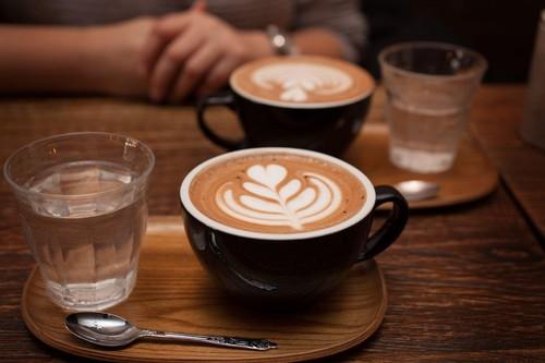 Tudi pretiravanje s pitjem napitkov, ki vsebujejo kofein, lahko pripomore k nastanku želodčnih razjed.
