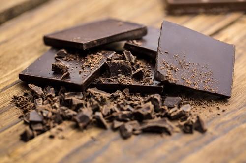 Temna čokolada vsebuje tudi manjše vrednosti magnezija in serotonina, ki sta oba znana po svojem pomirjajočem učinku.